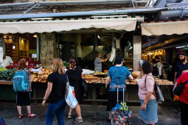 Jerusalem İsrail 24 Mayıs 2018 bilinmeyenli ve Jerusalem öğleden sonra Mahane Yehuda markette alışveriş insanlar