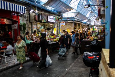 Jerusalem İsrail 24 Mayıs 2018 bilinmeyenli ve Jerusalem öğleden sonra Mahane Yehuda markette alışveriş insanlar