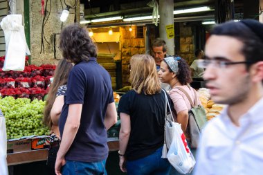 Jerusalem İsrail 24 Mayıs 2018 bilinmeyenli ve Jerusalem öğleden sonra Mahane Yehuda markette alışveriş insanlar
