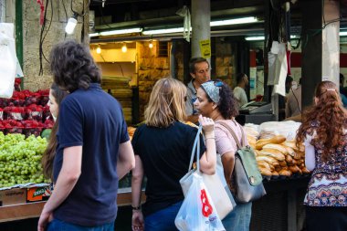 Jerusalem İsrail 24 Mayıs 2018 bilinmeyenli ve Jerusalem öğleden sonra Mahane Yehuda markette alışveriş insanlar
