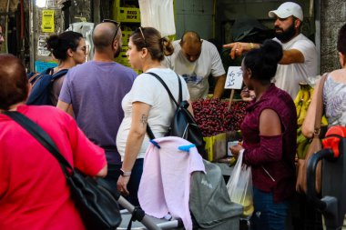 Jerusalem İsrail 24 Mayıs 2018 bilinmeyenli ve Jerusalem öğleden sonra Mahane Yehuda markette alışveriş insanlar