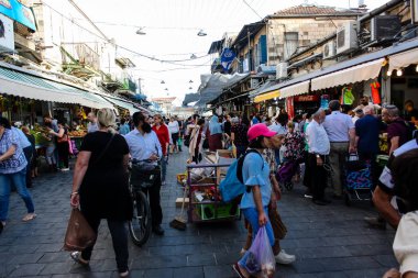Jerusalem İsrail 24 Mayıs 2018 bilinmeyenli ve Jerusalem öğleden sonra Mahane Yehuda markette alışveriş insanlar