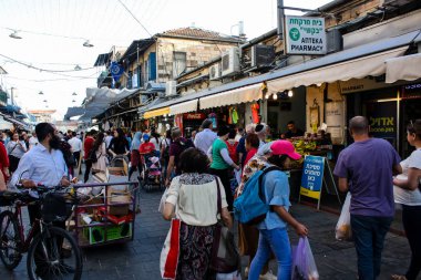 Jerusalem İsrail 24 Mayıs 2018 bilinmeyenli ve Jerusalem öğleden sonra Mahane Yehuda markette alışveriş insanlar