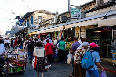 Jerusalem İsrail 24 Mayıs 2018 bilinmeyenli ve Jerusalem öğleden sonra Mahane Yehuda markette alışveriş insanlar
