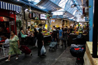 Jerusalem İsrail 24 Mayıs 2018 bilinmeyenli ve Jerusalem öğleden sonra Mahane Yehuda markette alışveriş insanlar