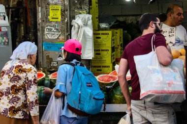 Jerusalem İsrail 24 Mayıs 2018 bilinmeyenli ve Jerusalem öğleden sonra Mahane Yehuda markette alışveriş insanlar