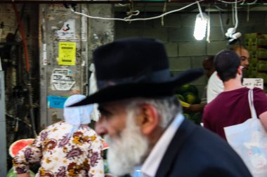 Jerusalem İsrail 24 Mayıs 2018 bilinmeyenli ve Jerusalem öğleden sonra Mahane Yehuda markette alışveriş insanlar
