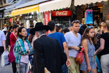 Jerusalem İsrail 24 Mayıs 2018 bilinmeyenli ve Jerusalem öğleden sonra Mahane Yehuda markette alışveriş insanlar