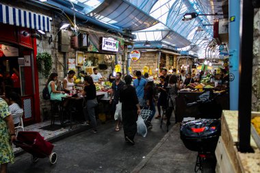Jerusalem İsrail 24 Mayıs 2018 bilinmeyenli ve Jerusalem öğleden sonra Mahane Yehuda markette alışveriş insanlar