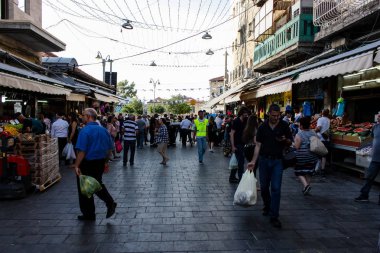 Jerusalem İsrail 24 Mayıs 2018 bilinmeyenli ve Jerusalem öğleden sonra Mahane Yehuda markette alışveriş insanlar