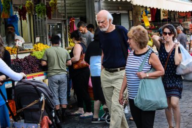 Jerusalem İsrail 24 Mayıs 2018 bilinmeyenli ve Jerusalem öğleden sonra Mahane Yehuda markette alışveriş insanlar