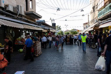 Jerusalem İsrail 24 Mayıs 2018 bilinmeyenli ve Jerusalem öğleden sonra Mahane Yehuda markette alışveriş insanlar