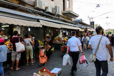 Jerusalem İsrail 24 Mayıs 2018 bilinmeyenli ve Jerusalem öğleden sonra Mahane Yehuda markette alışveriş insanlar