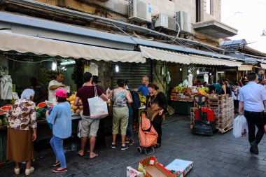 Jerusalem İsrail 24 Mayıs 2018 bilinmeyenli ve Jerusalem öğleden sonra Mahane Yehuda markette alışveriş insanlar