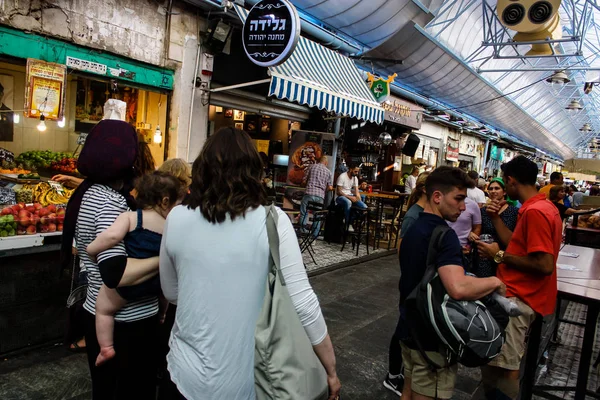 Jerusalem İsrail 24 Mayıs 2018 bilinmeyenli ve Jerusalem öğleden sonra Mahane Yehuda markette alışveriş insanlar