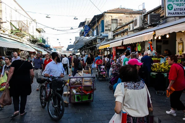 Jerusalem İsrail 24 Mayıs 2018 bilinmeyenli ve Jerusalem öğleden sonra Mahane Yehuda markette alışveriş insanlar