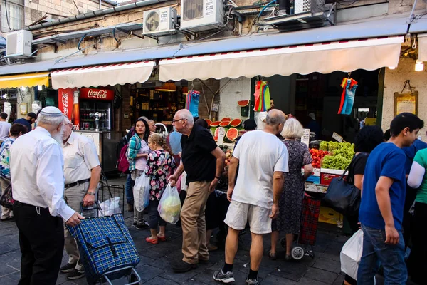 Jerusalem İsrail 24 Mayıs 2018 bilinmeyenli ve Jerusalem öğleden sonra Mahane Yehuda markette alışveriş insanlar