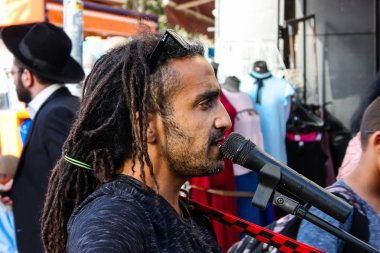 Kudüs İsrail 24 Mayıs 2018 Kudüs'te Mahane Yehuda pazarının girişinde akşam şarkı bir sokak müzisyeni görünümünü