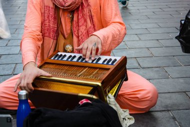 Kudüs İsrail 24 Mayıs 2018 Kudüs'te Mahane Yehuda pazarının girişinde akşam şarkı bir sokak müzisyeni görünümünü