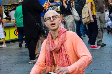 Kudüs İsrail 24 Mayıs 2018 Kudüs'te Mahane Yehuda pazarının girişinde akşam şarkı bir sokak müzisyeni görünümünü