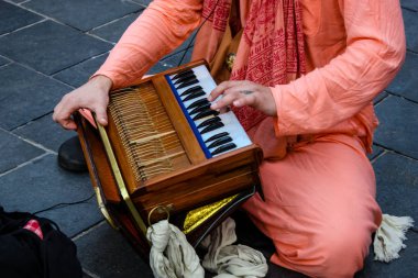 Kudüs İsrail 24 Mayıs 2018 Kudüs'te Mahane Yehuda pazarının girişinde akşam şarkı bir sokak müzisyeni görünümünü