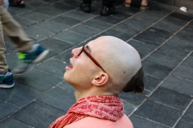 Kudüs İsrail 24 Mayıs 2018 Kudüs'te Mahane Yehuda pazarının girişinde akşam şarkı bir sokak müzisyeni görünümünü