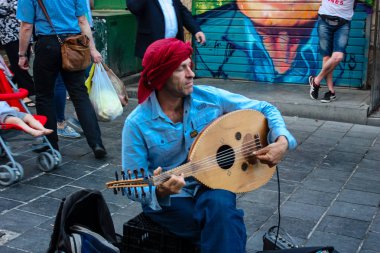 Kudüs İsrail 24 Mayıs 2018 Kudüs'te Mahane Yehuda pazarının girişinde akşam şarkı bir sokak müzisyeni görünümünü