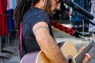 Kudüs İsrail 24 Mayıs 2018 Kudüs'te Mahane Yehuda pazarının girişinde akşam şarkı bir sokak müzisyeni görünümünü