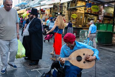 Kudüs İsrail 24 Mayıs 2018 Kudüs'te Mahane Yehuda pazarının girişinde akşam şarkı bir sokak müzisyeni görünümünü