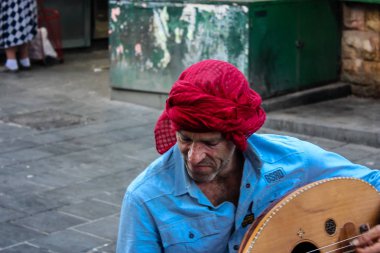 Kudüs İsrail 24 Mayıs 2018 Kudüs'te Mahane Yehuda pazarının girişinde akşam şarkı bir sokak müzisyeni görünümünü
