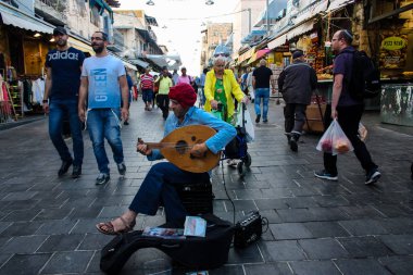 Kudüs İsrail 24 Mayıs 2018 Kudüs'te Mahane Yehuda pazarının girişinde akşam şarkı bir sokak müzisyeni görünümünü