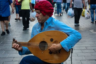 Kudüs İsrail 24 Mayıs 2018 Kudüs'te Mahane Yehuda pazarının girişinde akşam şarkı bir sokak müzisyeni görünümünü