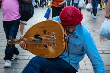 Kudüs İsrail 24 Mayıs 2018 Kudüs'te Mahane Yehuda pazarının girişinde akşam şarkı bir sokak müzisyeni görünümünü