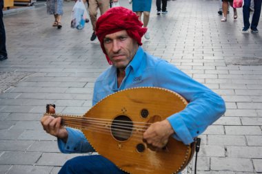 Kudüs İsrail 24 Mayıs 2018 Kudüs'te Mahane Yehuda pazarının girişinde akşam şarkı bir sokak müzisyeni görünümünü