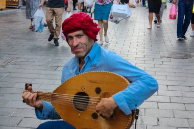 Kudüs İsrail 24 Mayıs 2018 Kudüs'te Mahane Yehuda pazarının girişinde akşam şarkı bir sokak müzisyeni görünümünü