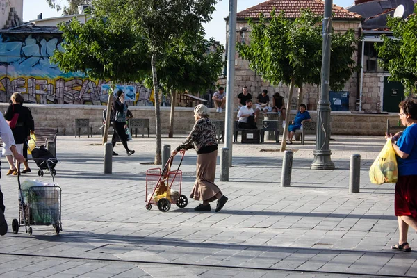 Jerusalém Israel Maio 2018 Desconhece Pessoas Andando Rua Jaffa Tarde — Fotografia de Stock