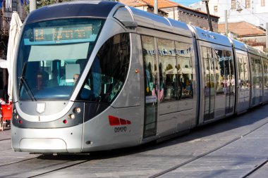 Kudüs İsrail 24 Mayıs 2018 Jaffa street, Jerusalem öğleden sonra tramvay görünümünü