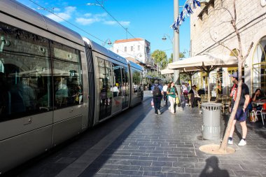 Kudüs İsrail 24 Mayıs 2018 Jaffa street, Jerusalem öğleden sonra tramvay görünümünü