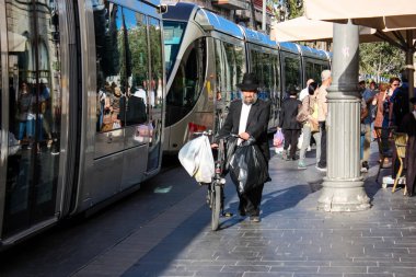 Kudüs İsrail 24 Mayıs 2018 Jaffa street, Jerusalem öğleden sonra tramvay görünümünü