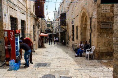 Kudüs İsrail 28 Mayıs 2018 David sokakta Müslüman çeyreğinde Eski Kudüs şehri sabahları yürüyüş bilinmeyenli insan görünümü