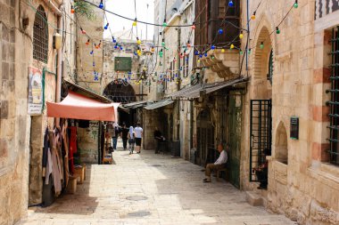 Kudüs İsrail 28 Mayıs 2018 David sokakta Müslüman çeyreğinde Eski Kudüs şehri sabahları yürüyüş bilinmeyenli insan görünümü