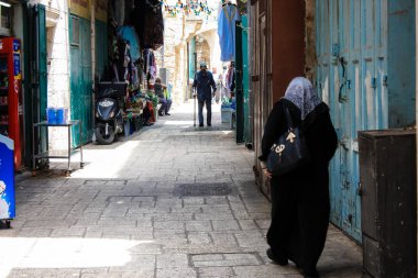 Kudüs İsrail 28 Mayıs 2018 David sokakta Müslüman çeyreğinde Eski Kudüs şehri sabahları yürüyüş bilinmeyenli insan görünümü