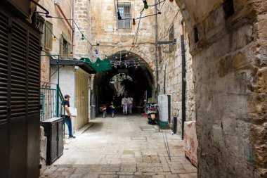 Kudüs İsrail 28 Mayıs 2018 David sokakta Müslüman çeyreğinde Eski Kudüs şehri sabahları yürüyüş bilinmeyenli insan görünümü