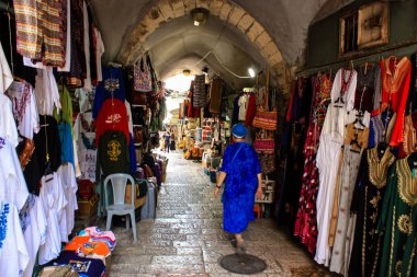 Kudüs İsrail 28 Mayıs 2018 David sokakta Müslüman çeyreğinde Eski Kudüs şehri sabahları yürüyüş bilinmeyenli insan görünümü