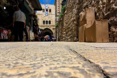 Kudüs İsrail 28 Mayıs 2018 David sokakta Müslüman çeyreğinde Eski Kudüs şehri sabahları yürüyüş bilinmeyenli insan görünümü