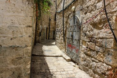 Kudüs İsrail 28 Mayıs 2018 David sokakta Müslüman çeyreğinde Eski Kudüs şehri sabahları yürüyüş bilinmeyenli insan görünümü