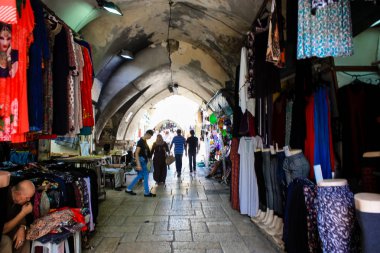 Kudüs İsrail 28 Mayıs 2018 David sokakta Müslüman çeyreğinde Eski Kudüs şehri sabahları yürüyüş bilinmeyenli insan görünümü