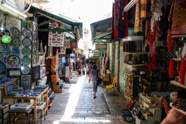 Kudüs İsrail 28 Mayıs 2018 David sokakta Müslüman çeyreğinde Eski Kudüs şehri sabahları yürüyüş bilinmeyenli insan görünümü