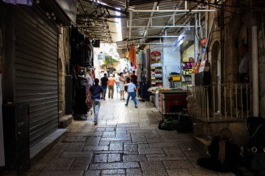 Kudüs İsrail 28 Mayıs 2018 David sokakta Müslüman çeyreğinde Eski Kudüs şehri sabahları yürüyüş bilinmeyenli insan görünümü