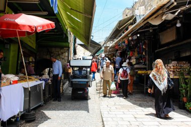Kudüs İsrail 28 Mayıs 2018 David sokakta Müslüman çeyreğinde Eski Kudüs şehri sabahları yürüyüş bilinmeyenli insan görünümü